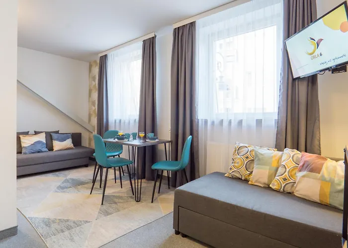 Z Aneksami Orla 6 아파트